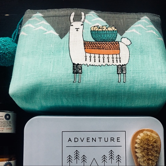 LAST ONE LEFT !!!! HURRY♥️New Llama Cosmetic Bag - Picture 2 of 2